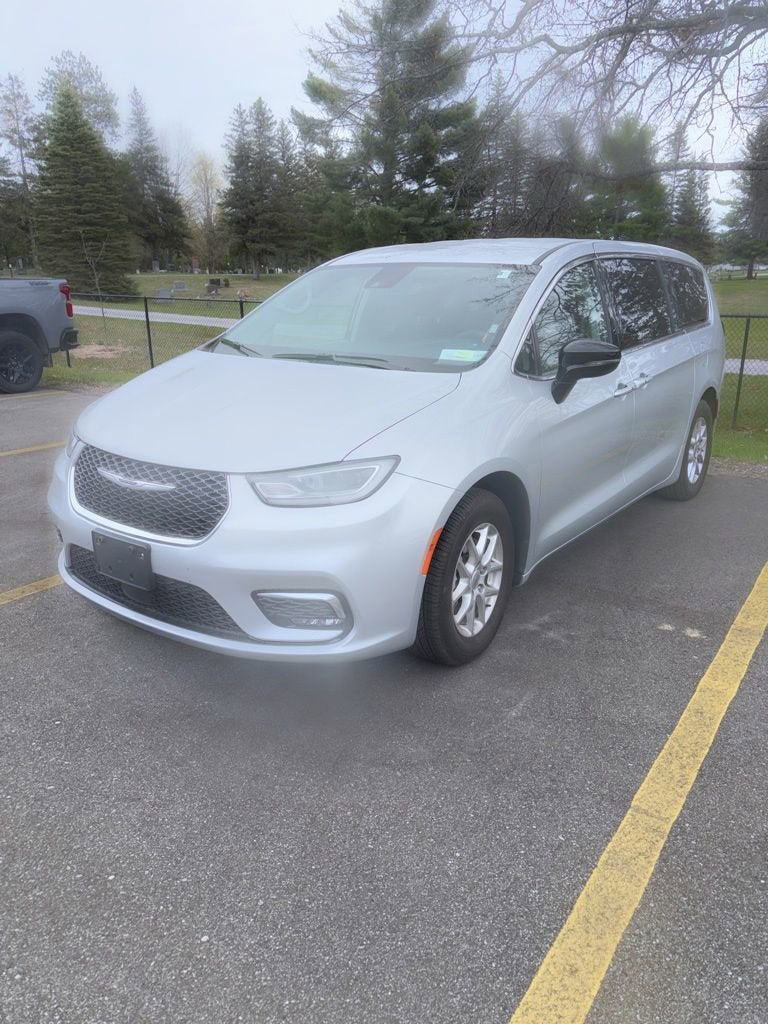 2024 Chrysler Pacifica Touring L's photo